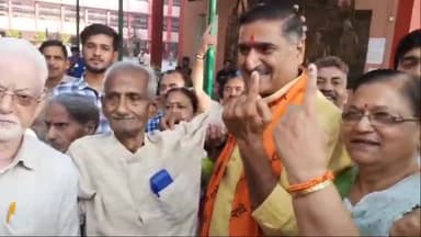 कोल: रामघाट रोड़ OLF मतदान केंद्र पर BJP सांसद/प्रत्याशी सतीश गौतम ने किया मतदान, अलीगढ़ में 4 लाख देश मे 400 पर का दावा