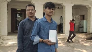 मंदसौर: अभिनंदन बोहरा कॉलोनी में देर रात को एक युवक मोबाइल पर बात कर रहा था पीछे से आए बाइक सवार मोबाइल छीनकर भागे