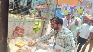 सुल्तानपुर: शहर स्थित डाकखाना चौराहे पर अवर अभियंता ने नारियल फोड़ शुरू किया हर घर स्मार्ट मीटर अभियान