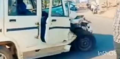 चितरंगी: खुटार चौकी के समीप मेन रोड पर बोलोरो एवं डीजे वाहन के बीच जोरदार टक्कर हुई।