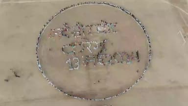 मंदसौर: महू नीमच मार्ग PG कॉलेज ग्राउंड में स्वीप गतिविधि के अंतर्गत आयोजित की गई मानव श्रृंखला की लोगों से मतदान करने की अपील