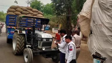 गुना नगर: शहर के केंट रोड़ पर अनाज और भूसे से ओवर 5 ट्रैक्टर-ट्रॉलियों परयातायात पुलिस ने की चालानी कार्रवाई