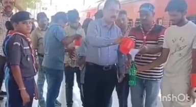 गुना नगर: गुना रेलवे स्टेशन पर भारत स्काउट गाइड जिला संघ ने शुरू की शीतल जल प्याऊ, यात्रियों को पिला रहे ठंडा पानी