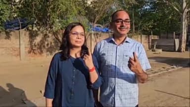 गाज़ियाबाद: पुलिस कमिश्नर गाजियाबाद अजय कुमार मिश्रा ने पत्नी के साथ कवि नगर में किया मतदान