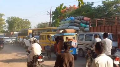 हरदोई: नवीन फल सब्जी मंडी के निकट हरदोई-लखनऊ राजमार्ग पर लगा भीषण जाम स्कूली बस व एंबुलेंस कई घंटो से जाम में फंसे