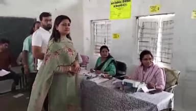 सहसपुर लोहारा: पंडरिया विधायक भावना बोहरा ने रणवीरपुर के बूथ क्रमांक 381 में किया मतदान,मतदान करने किया अपील