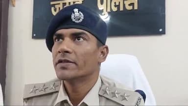 जमुई: जमुई पुलिस ने लूटकांड मामले के तीन अभियुक्तों को किया गिरफ्तार, कार्यालय कक्ष में SDPO ने प्रेस वार्ता कर दी जानकारी