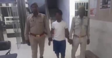 हाथरस: कोतवाली हाथरस जंक्शन पुलिस ने मुखबिर की सूचना पर 2 अभियुक्तों को किया गिरफ्तार कब्जे से 39 क्वार्टर अवैध देशी शराब बरामद