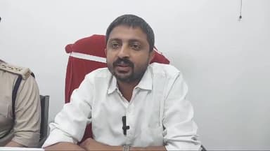 गोपालगंज: सासामुसा ओवरब्रिज के पास से उत्पाद विभाग की टीम ने वाहन जांच के दौरान कार से 41 कार्टून शराब किया बरामद, उत्पाद अधीक्षक