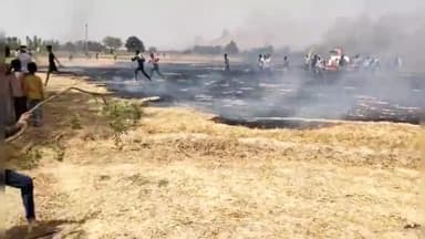 घाटमपुर: चवँर गाँव मे हार्वेस्टर से गेहूं की कटरी के दौरान निकली चिंगारी से लगी आग,पुलिस व फायर ब्रिगेड ने आग पर पाया काबू