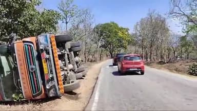 ಗುಂಡ್ಲುಪೇಟೆ: ಬಂಡೀಪುರದಲ್ಲಿ ಚಾಲಕನ ನಿಯಂತ್ರಣ ತಪ್ಪಿ ಲಾರಿ ಪಲ್ಟಿ