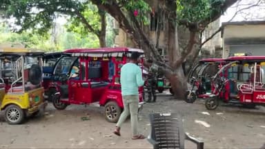 पीरटांड: ट्रैफिक पुलिस  ने शनिवार को शहर में अभियान चलाकर दर्जनों टोटो को जब्त किया है।