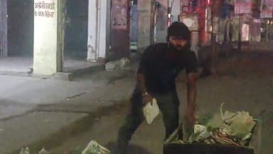 गोरखपुर: नगर आयुक्त के निर्देश पर स्वच्छ भारत मिशन के तहत देर रात तक गोलघर में साफ सफाई करते नजर आए नगर निगम की कर्मचारी