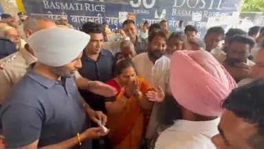 अम्बाला: BJP प्रत्याशी बंतो कटारिया से अंबाला में किसानों ने किए सवाल, पूछा- जब अंबाला में बाढ़ आई तब आप कहां थी