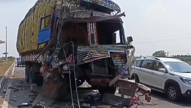 ఇచ్ఛాపురం: కంచిలి మండలం వరహాలు గడ్డ సమీప జాతీయ రహదారిపై వాటర్ ట్యాంకర్ కు వెనుక నుంచి ఢీకొన్న లారీ క్యాబిన్లో ఇరుక్కున్న డ్రైవర్