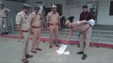 हाथरस: लापता हिस्ट्रीशीटरों के सत्यापन हेतु सदर पुलिस ने तीन हिस्ट्रीशीटरों की मृत्यु हो जाने हिस्ट्रीशीट खाका को कराया नष्ट