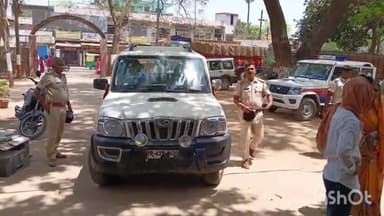 मनेर: शेरपुर गंगा घाट पर छापेमारी कर पुलिस ने एक कार और एक स्कूटी के साथ भारी मात्रा में किया अंग्रेजी शराब बरामद