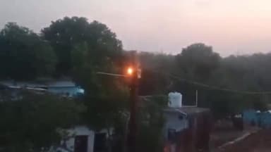 सोहागपुर: पुरानी बस्ती अंडरब्रिज के पास खंती मोहल्ले में शॉर्ट सर्किट की वजह से खंबे में लगी आग, टला बड़ा हादसा