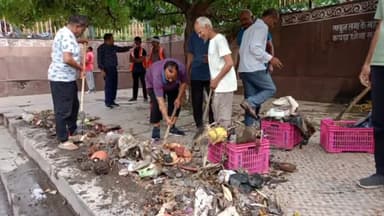 सोहागपुर: नगर के मोहनराम तालाब में जल संरक्षण हेतु नगर पालिका के अमले ने की साफ सफाई, समाजसेवियों ने किया श्रमदान