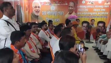 गोरखपुर: बेनीगंज स्थित भाजपा कार्यालय पर लोकसभा चुनाव के मद्देनजर महानगर के कार्यकर्ताओं के साथ पदाधिकारी ने की बैठक