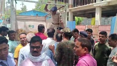 गोपालगंज: बरहिमा मोड़ के समीप जवानों से भरी तीन बस में ट्रक ने मारा टक्कर, तीन जवान की हुई मौत, 15 जवान जख्मी, अस्पताल में भर्ती।