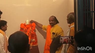 चितरंगी: मां ज्वालामुखी मंदिर के प्रधान पुजारी के द्वारा सोने का नेत्र एवं चांदी का मुकुट विंध्यनगर के हनुमान मंदिर में किया दान।