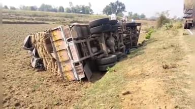 कोंडागांव: पलारी मार्ग पर इमली की बोरियों से लदा ट्रक पलटा, नही हुई कोई जनहानि, अज्ञात लोगों ने की इमली से भरी बोरियों की लूट