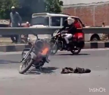 कैसरगंज: कैसरगंज हनुमान मंदिर के पास चलती बुलेट में लगी आग मची अपरा तफरी बाइक सवार ने कूद कर बचाई जान