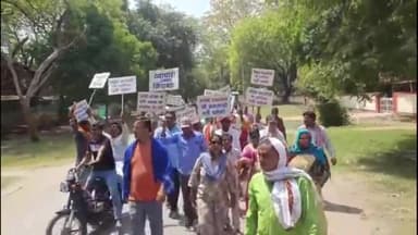 मंडुवाडीह क्षेत्र के बरेका प्रशासनिक भवन के बाहर बरेका व्यापार मंडल द्वारा किया धरना प्रदर्शन