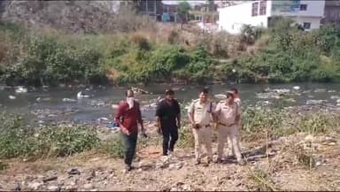 आरा: गांगी पुल के नीचे गांगी नदी से महिला का अधजला शव प्लास्टिक से बरामद,हत्या कर फेके जाने की आशंका