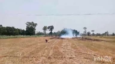 मिहींपुरवा: बोटन पुरवा में तेज हवा के कारण हाईटेंशन के चिपके तार से निकली चिंगारी,भूसा में लगी आग