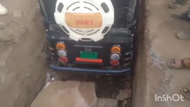 गुना नगर: बूढ़े बालाजी पर सड़क किनारे ऑटो को चालू छोड़कर ड्राइवर उतरा, चालू ऑटो नाली में गिरा, एक यात्री घायल