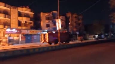 गाज़ियाबाद: शालीमार गार्डन एक्सटेंशन 2 में एक अपार्टमेंट के बाहर ट्रांसफार्मर में लगी आग, चपेट में आई गाड़ी