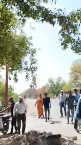 करछना: कचरी मोरी के सामने बाइकों में आपस में भिड़ंत होने से दोनों बाइक चालक हुए घायल