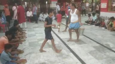 उदवंत नगर: काली माता मंदिर के प्रांगण में भव्य भंडारे का आयोजन हुआ केंद्रीय मंत्री ने पंगत में बैठ प्रसाद ग्रहण किये