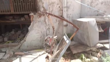 अशोक विहार कॉलोनी फेज 1 में कार सवार ने कूलर में पानी भर रहे व्यक्ति को रौंदते हुए घर घुसा