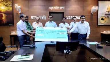 जिलाधिकारी द्वारा कैंसर पीड़ितों के लिए ₹10.02 लाख का चेक होमी भाभा हॉस्पिटल को दिया गया