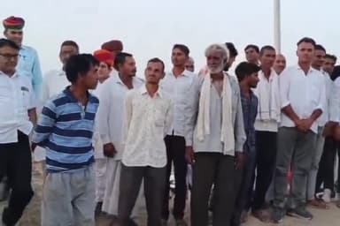 खींवसर: खींवसर विधायक हनुमान बेनीवाल ने बुधवार को विधानसभा क्षेत्र मे गांवों का किया दौरा, गोवां कलां मे तालाब का किया निरीक्षण