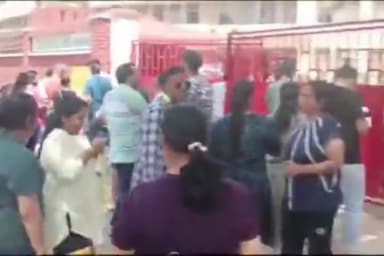 गाज़ियाबाद: दिल्ली-NCR के कई स्कूलों को मिली बम से उड़ाने की धमकी, गाजियाबाद के स्कूलों में अभिभावकों के साथ पुलिस टीम मौजूद