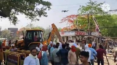 बक्सर: नगर में पर्याप्त पुलिस बल की मौजूदगी में सिंडिकेट से स्टेशन तक चला नगर परिषद का अतिक्रमण के विरूद्ध शांतिपूर्ण बुलडोजर.