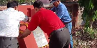 सोहागपुर: मजदूर दिवस के अवसर पर रेलवे मजदूर एकता संघ के द्वारा शहीद स्मारक पर दी गई शहीदों को श्रद्धांजलि