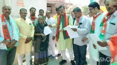 सारंगपुर: मतदाता पर्ची वितरण अभियान के तहत राज्य मंत्री गौतम टेटवाल ने नगर के वार्ड क्रमांक 18 जयनगर में की मतदाता पर्ची वितरण