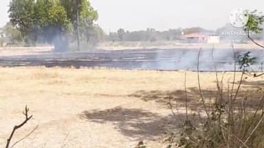 आंदर: देवरिया ब्रह्म स्थान के समीप चवर में लगी आग पुआल व पेंड जलकर हुई राख