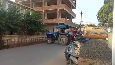 सोहागपुर: नगर के प्रेस कालोनी में नाली में फंसा नगर पालिका का ट्रैक्टर, भारी मशक्कत के बाद निकाला गया बाहर