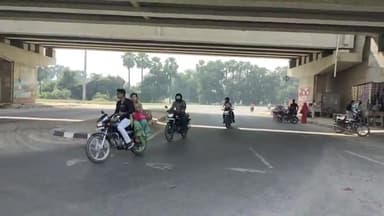 भोगांव: बेवर हाइवे स्थित कपिल मुनि महाविद्यालय के पास दो वाइकों में आमने सामने हुई टक्कर, तीन युवक घायल जिला अस्पताल रैफर