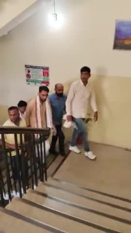 आज किसान प्रतिनिधियों के साथ कोटा संभागीय आयुक्त कार्यालय पहुंच कर प्रशासन को अपनी मांगों से अवगत करवाया।
1 जुलाई से नहरों में जल प्रवाह शुरू किया जाए और #केशवराय_पाटन_शुगर_मिल का संचालन अविलंब शुरू किया जाए तथा दोनो मांगों पर 17 जून तक लिख