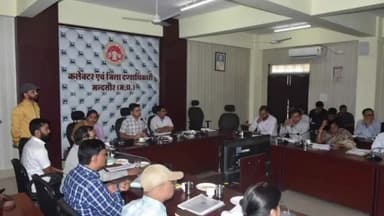 मंदसौर: द्वितीय रेंडमाइजेशन में मतदान केन्द्रवार मशीनों तथा रिज़र्व मशीनों का आवंटन सुशासन भवन सभागार में किया गया