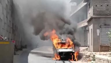 हज़ारीबाग: हज़ारीबाग़ मुफ़स्सिल थाना क्षेत्र के सिंघानी फ़्लाइओवर के समीप धू धू कर जली बरही एलआरडीसी की गाड़ी