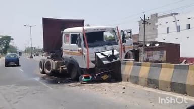 सासाराम: सासाराम वेदा के समीप डिवाइडर से ट्रक टकराया ड्राइवर बाल बाल बच्चा ट्रक पूरी तरह हुई क्षतिग्रस्त