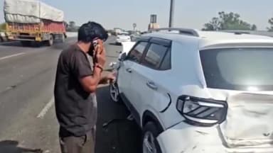 करनाल: निर्मल कुटिया वाले फ्लाईओवर के ऊपर गाड़ी हुई दुर्घटनाग्रस्त एक व्यक्ति घायल पुलिस ने पहुंचाया अस्पताल में।